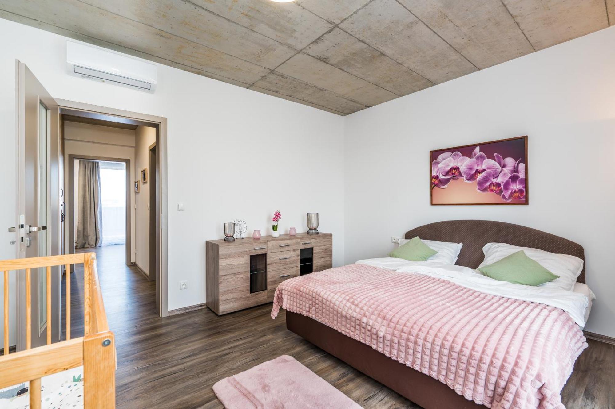 Апартаменти Perla Hradce 401 Градець-Кралове Екстер'єр фото